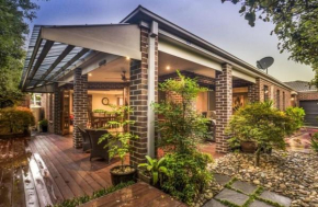 Specious ex-display 5 BDR house,up to 15 guests- Williams Landing, Laverton